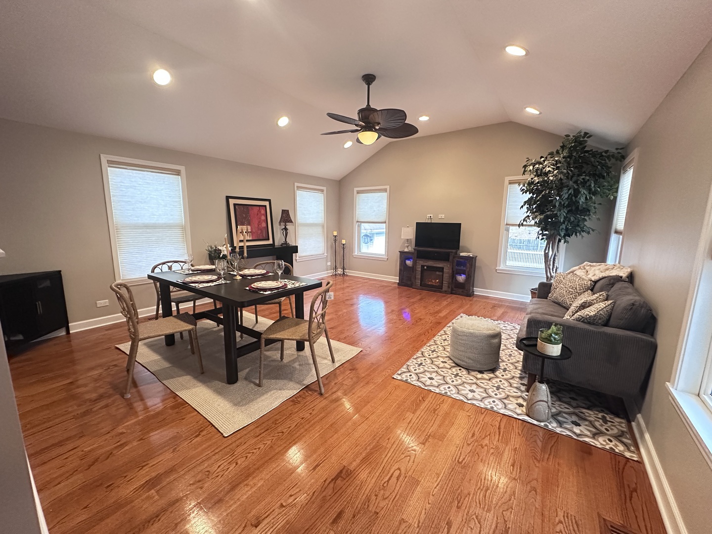 9221 S Avers Avenue, Evergreen Park, IL 60805