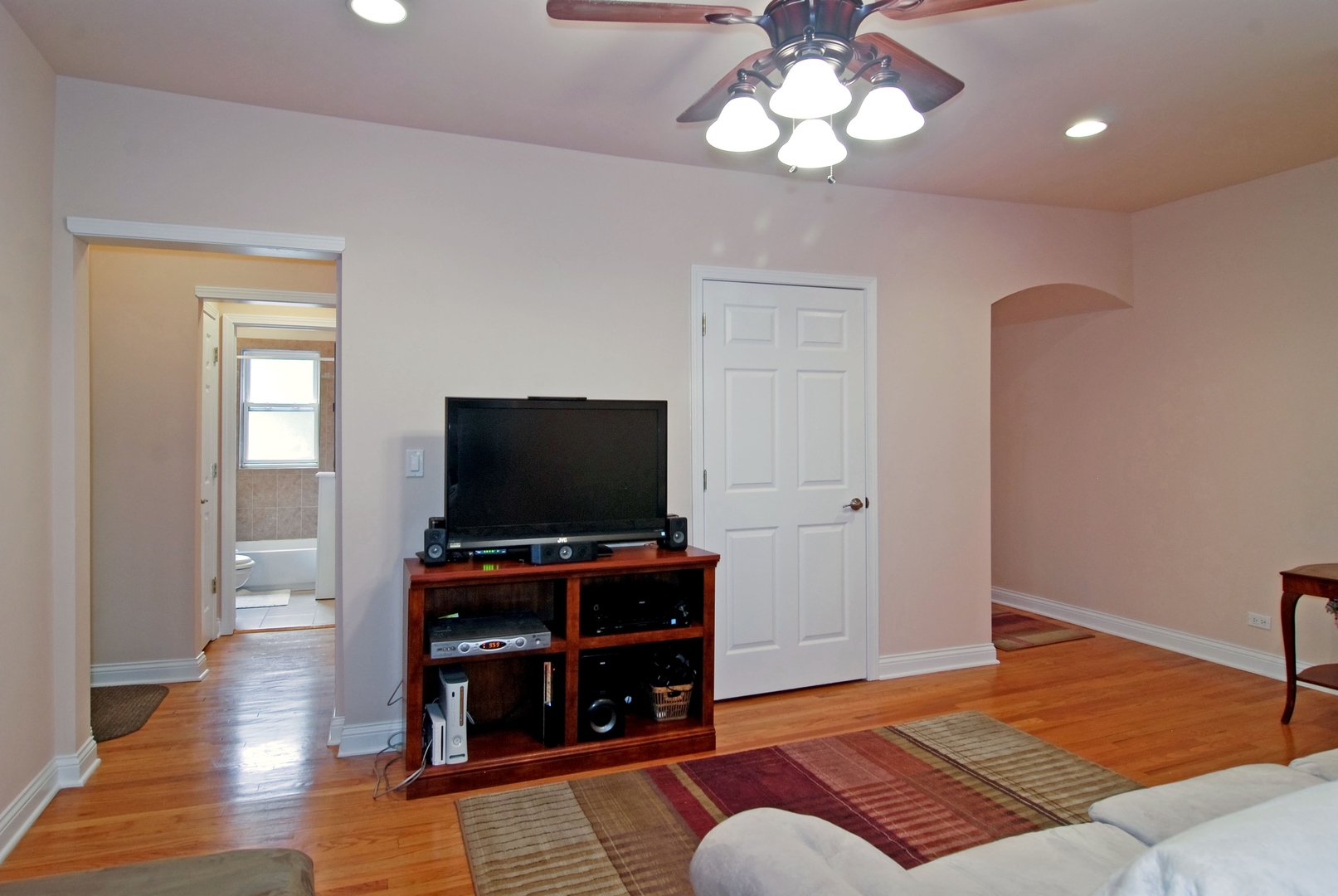 56 Forest Avenue #1N, Riverside, IL 60546