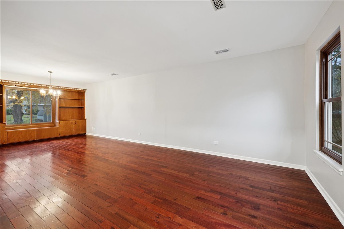 20 S Parliament Way, Mundelein, IL 60060