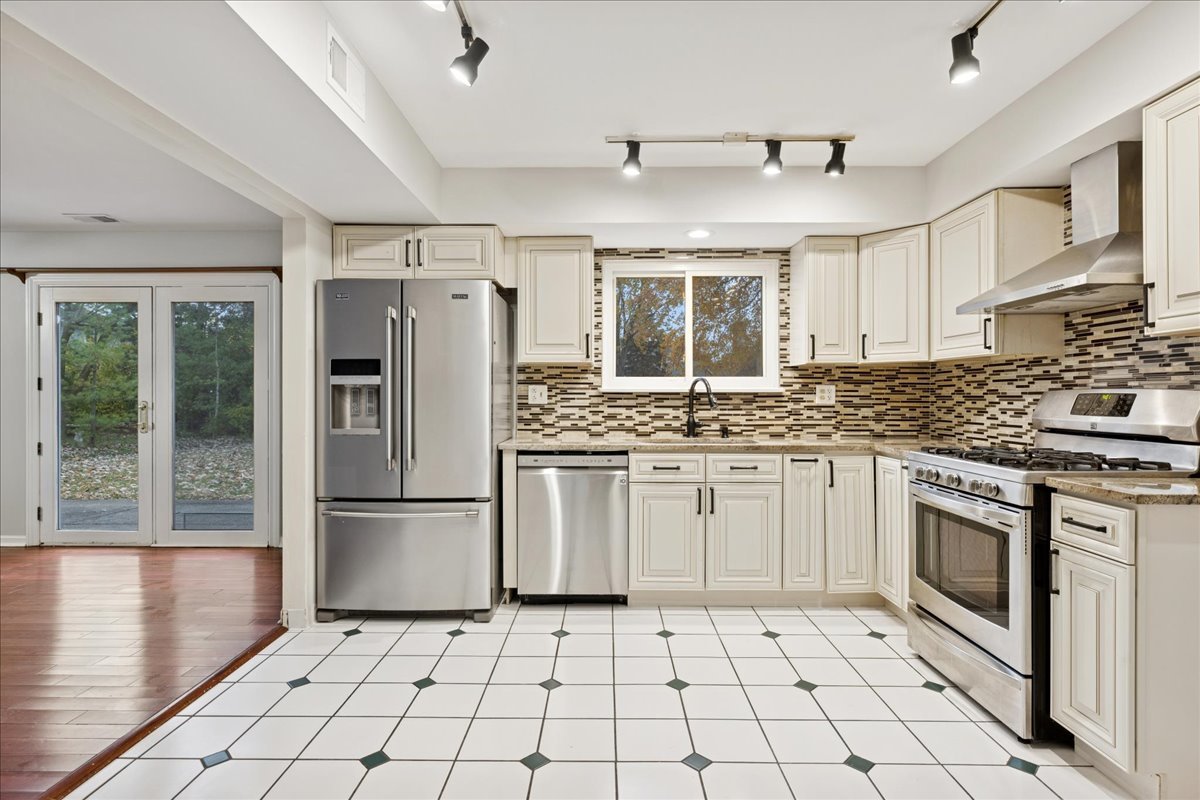 20 S Parliament Way, Mundelein, IL 60060