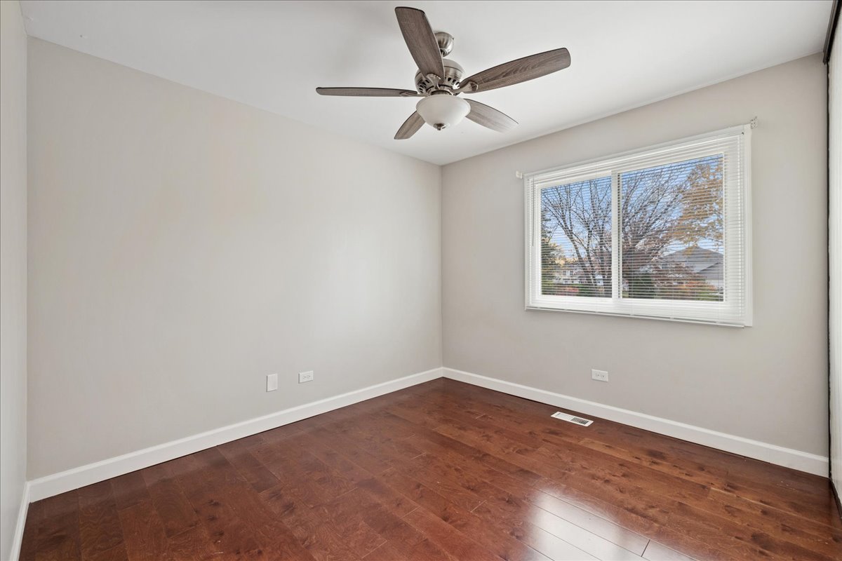 20 S Parliament Way, Mundelein, IL 60060