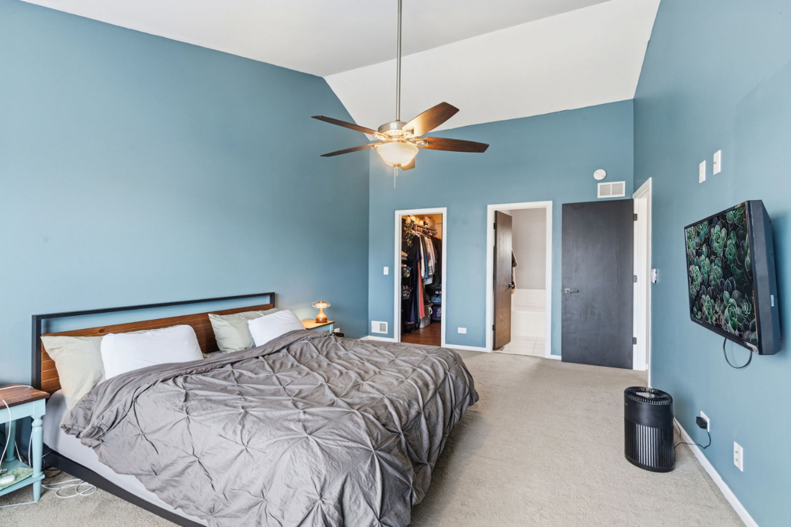 2138 N Green Valley Lane, Round Lake Beach, IL 60073