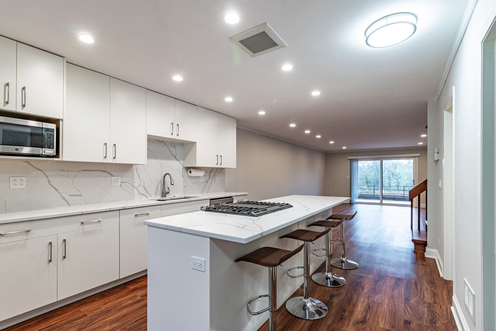 1087 Deerfield Place, Highland Park, IL 60035