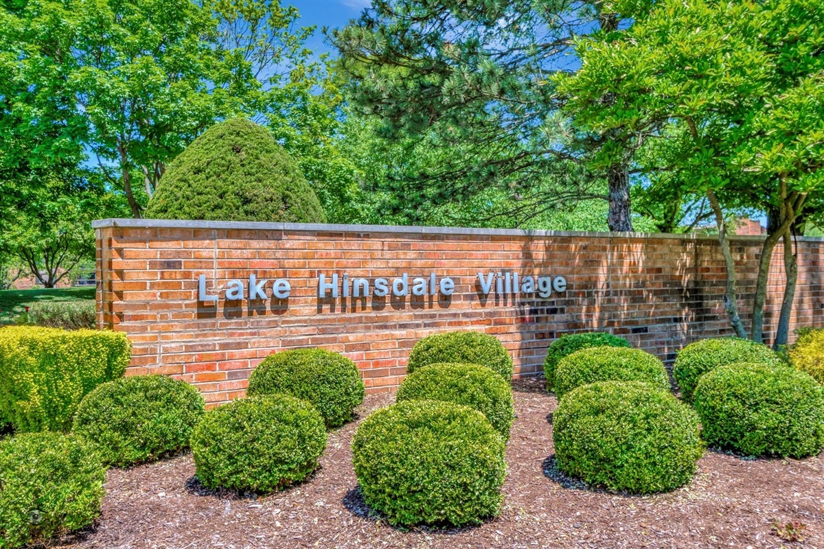 301 Lake Hinsdale Drive #106, Willowbrook, IL 60527