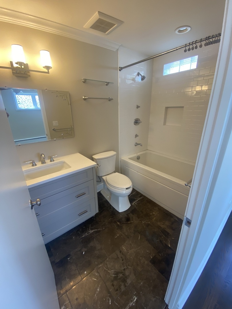 5240 W BELMONT Avenue #2, Chicago, IL 60641