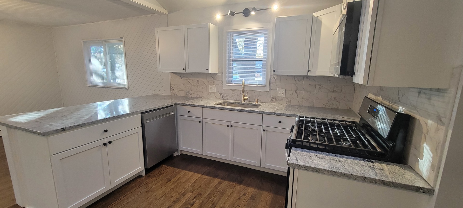 6921 Clarendon Hills Road, Darien, IL 60561