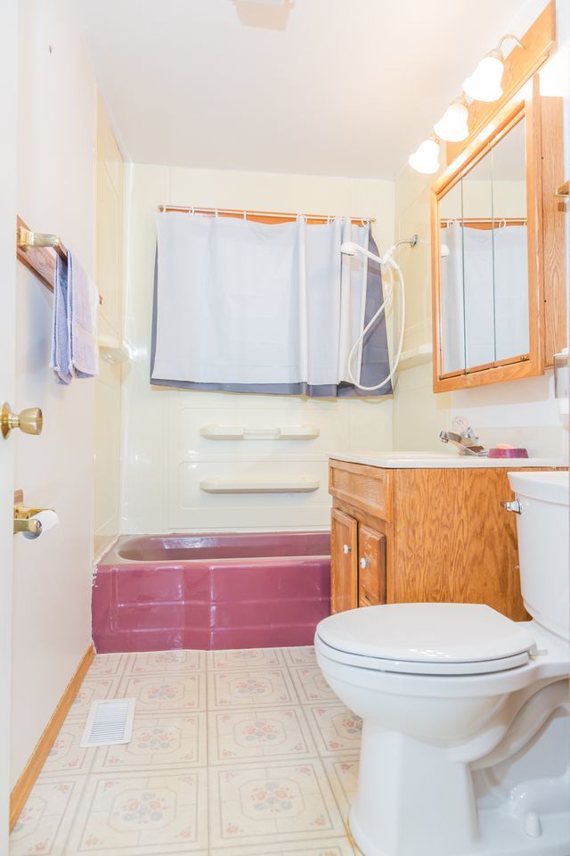 1310 SOMERSET Lane, Schaumburg, IL 60193