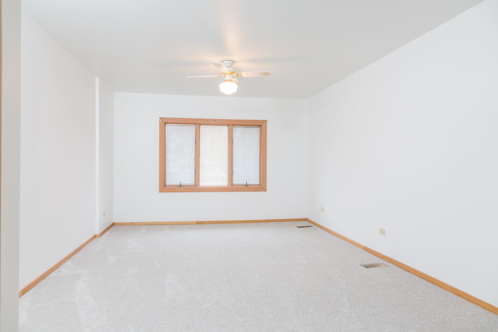 1310 SOMERSET Lane, Schaumburg, IL 60193