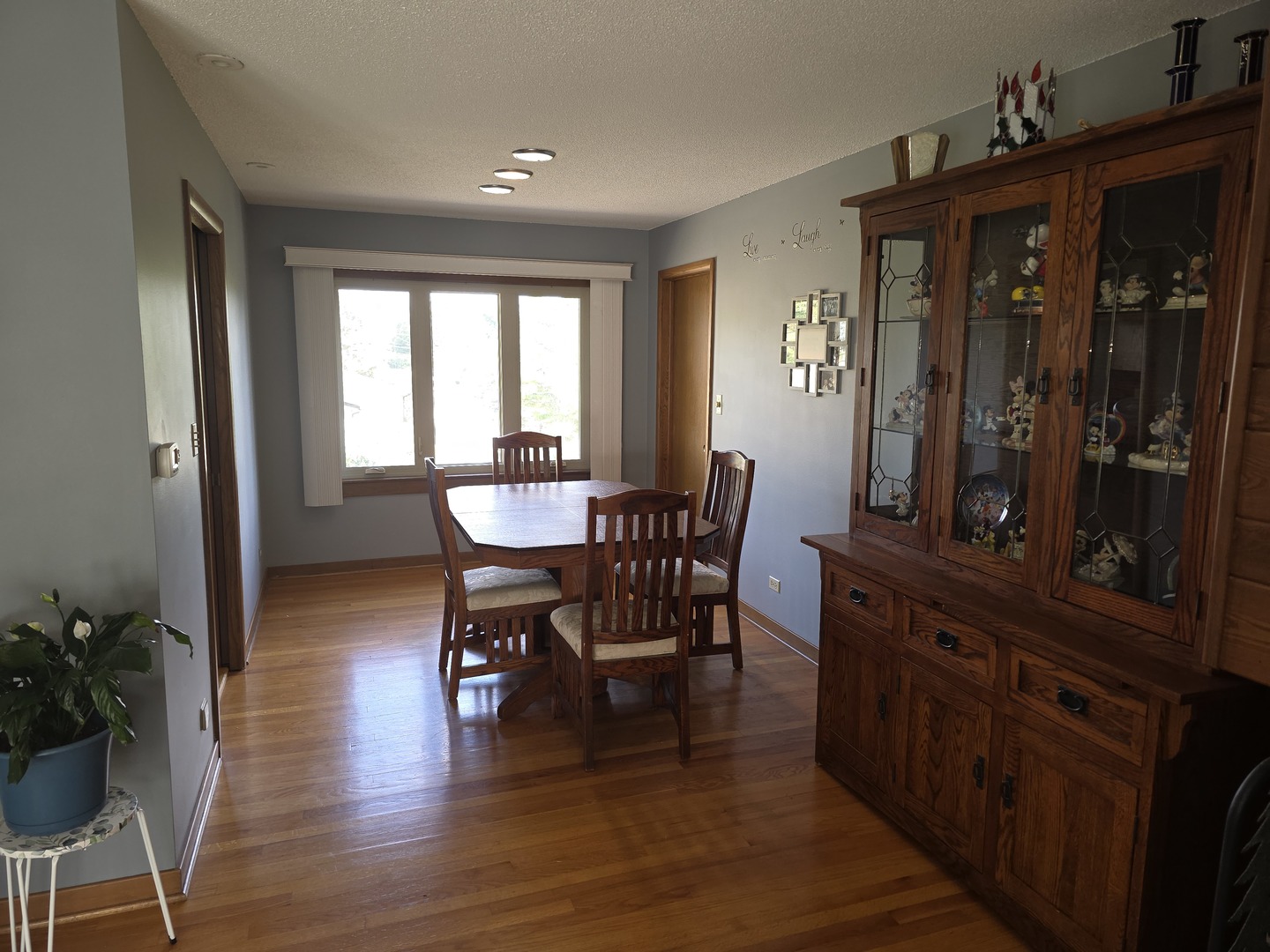 9255 S 86th Avenue, Hickory Hills, IL 60457