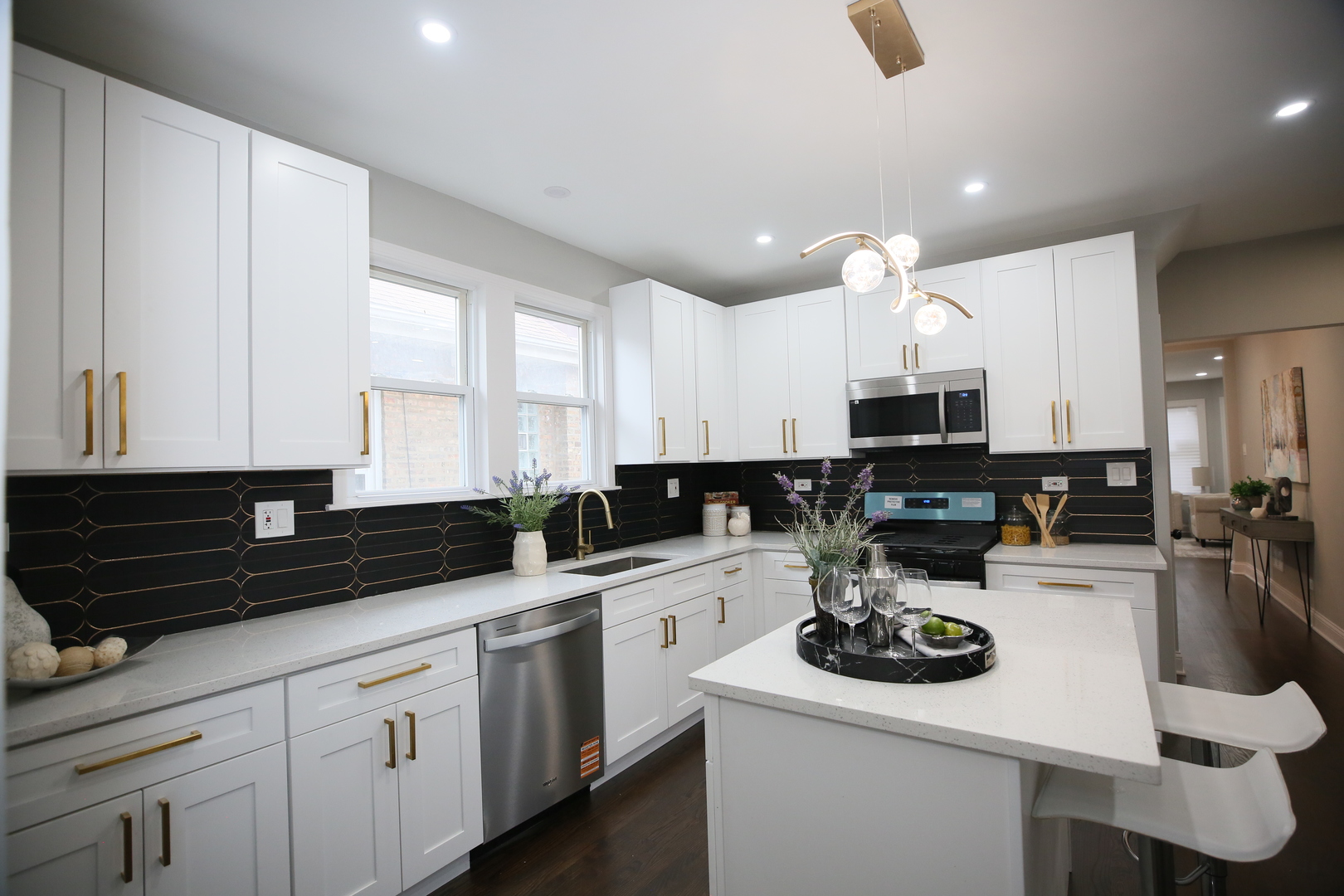 3031 N Marmora Avenue, Chicago, IL 60634