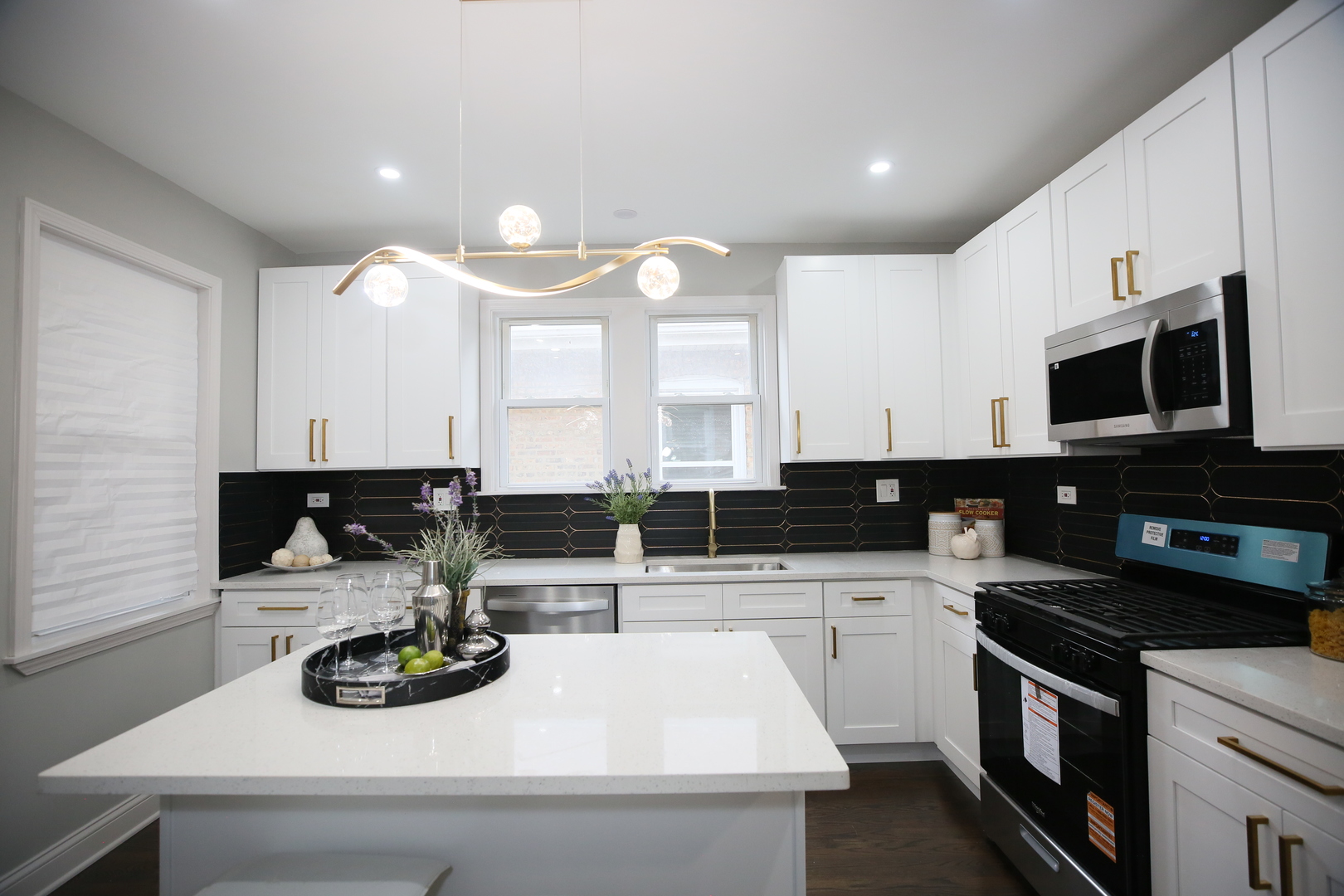 3031 N Marmora Avenue, Chicago, IL 60634