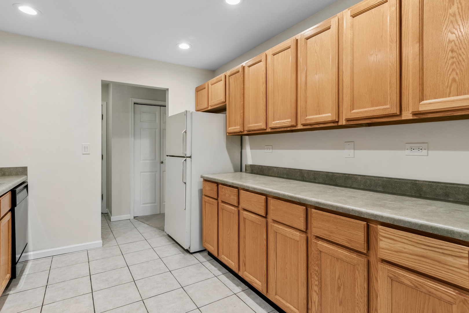 460 Raintree Court #2N, Glen Ellyn, IL 60137