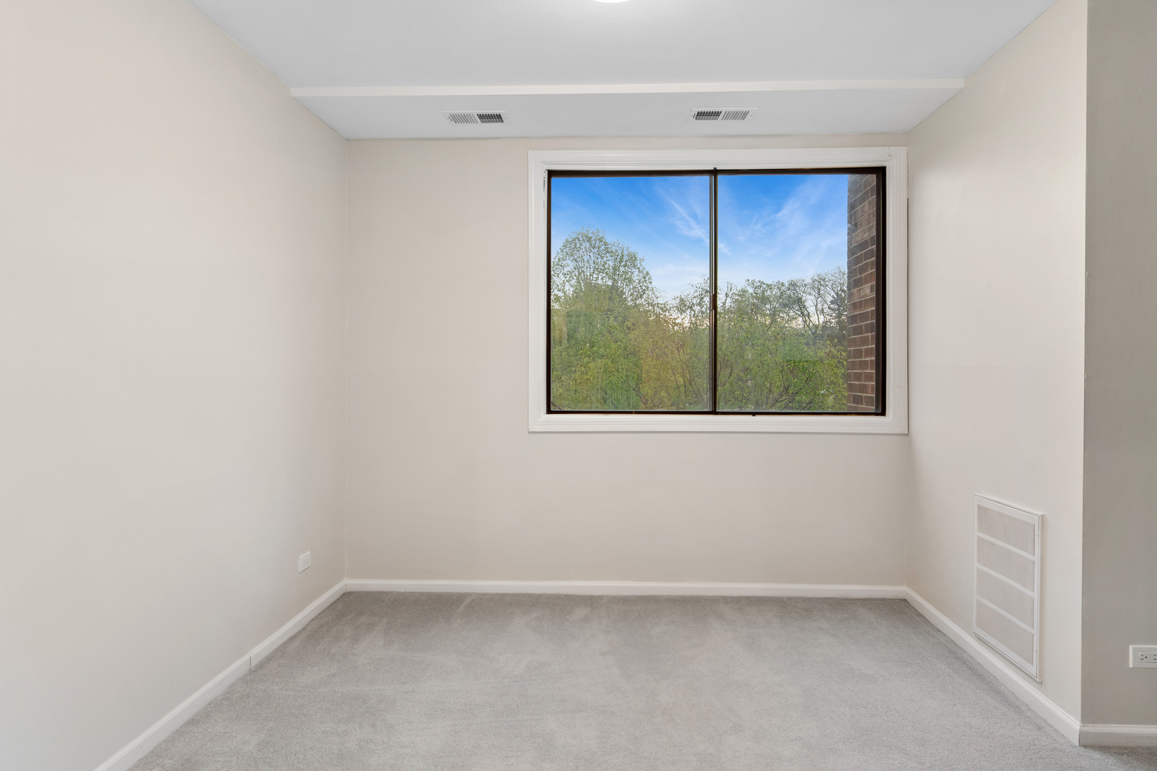 460 Raintree Court #2N, Glen Ellyn, IL 60137