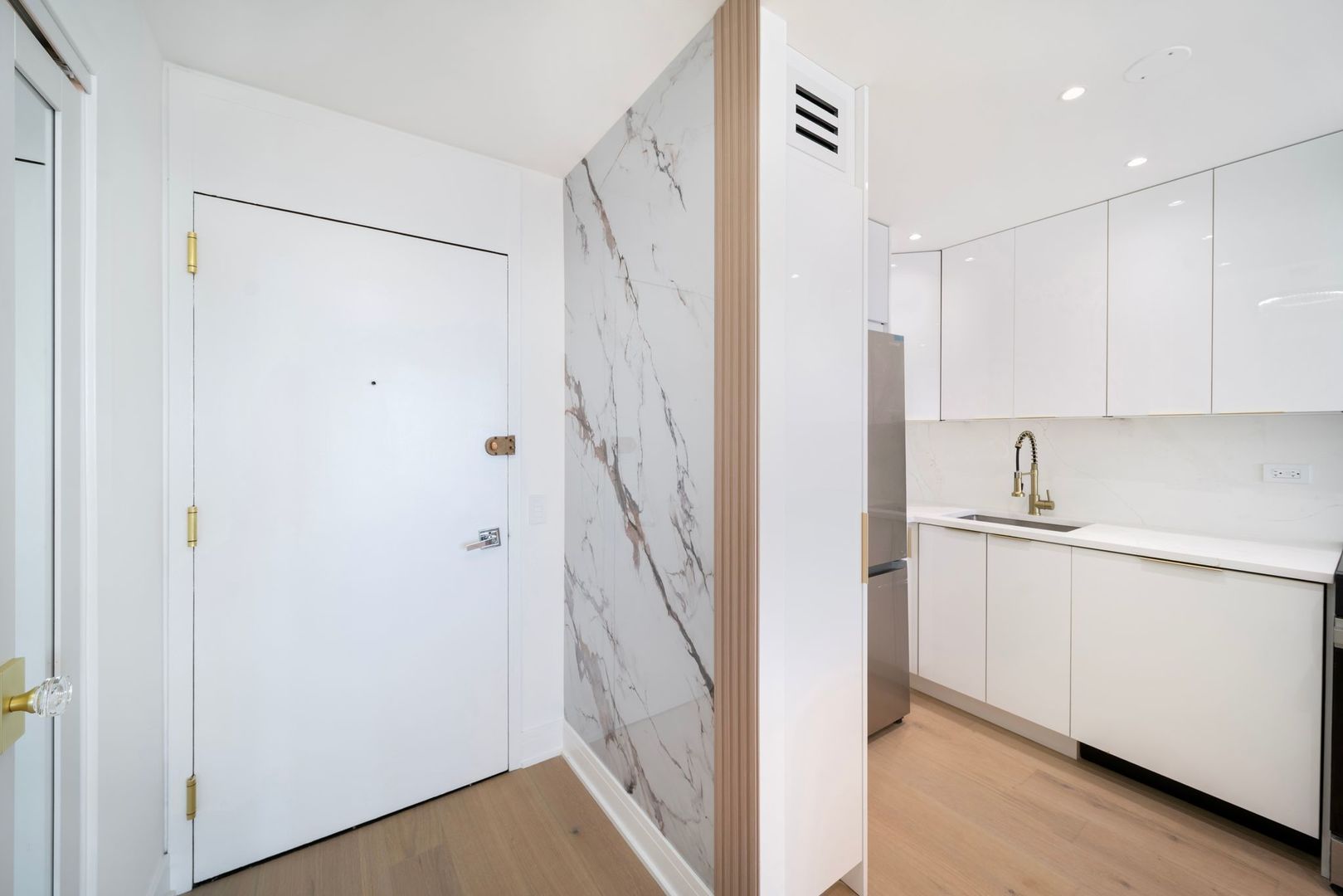 1560 N Sandburg Terrace #2705J, Chicago, IL 60610