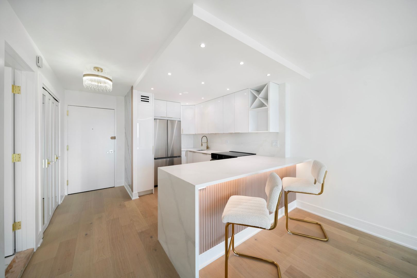 1560 N Sandburg Terrace #2705J, Chicago, IL 60610