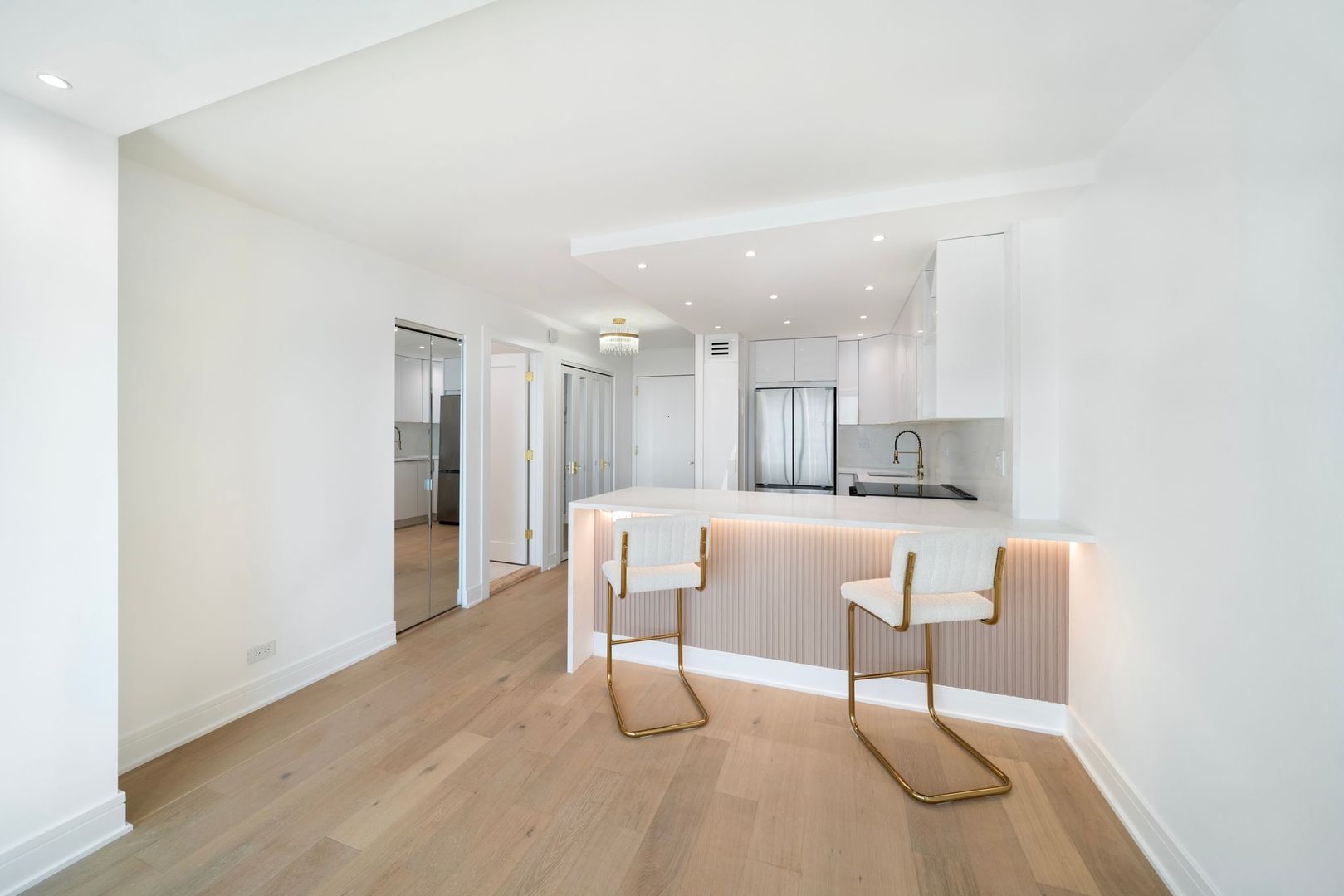 1560 N Sandburg Terrace #2705J, Chicago, IL 60610