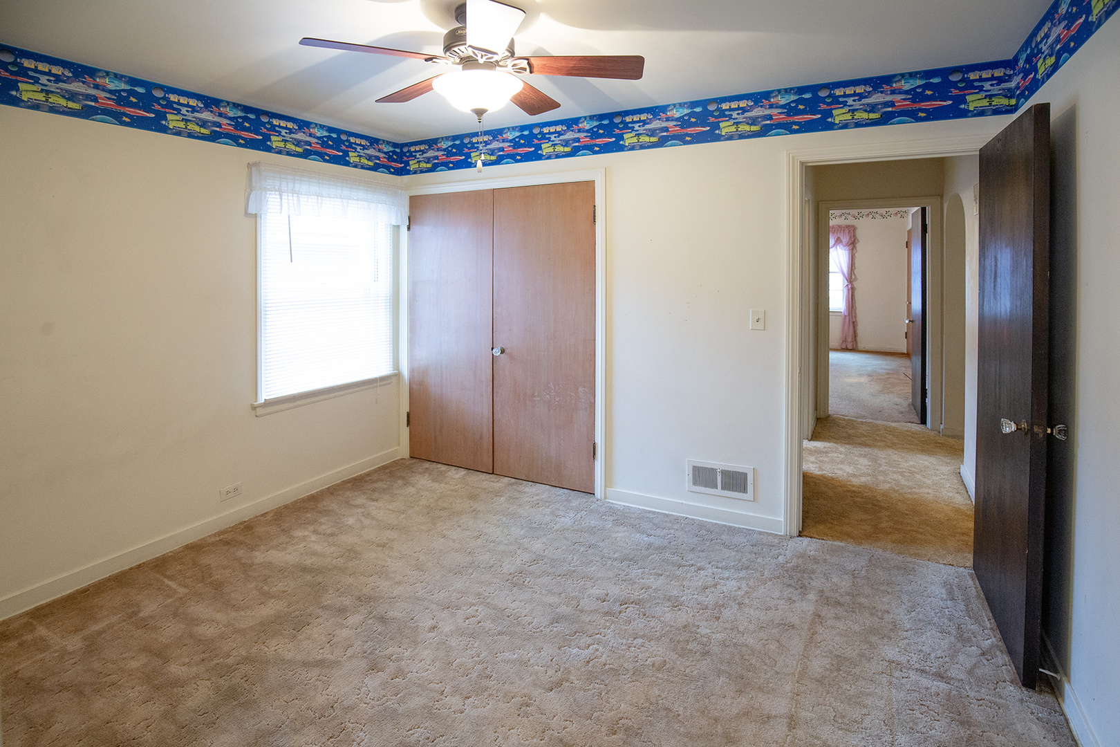 136 S Wisconsin Avenue, Villa Park, IL 60181