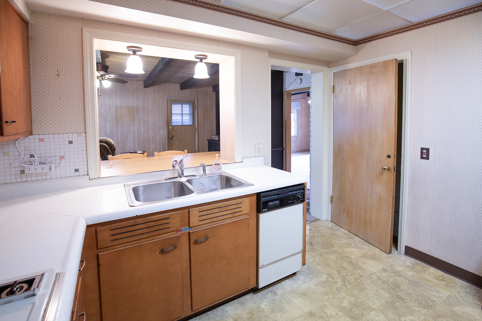 136 S Wisconsin Avenue, Villa Park, IL 60181