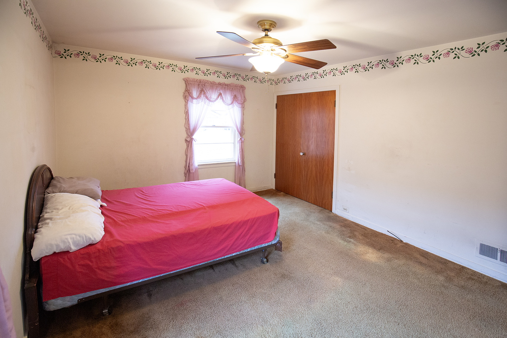 136 S Wisconsin Avenue, Villa Park, IL 60181