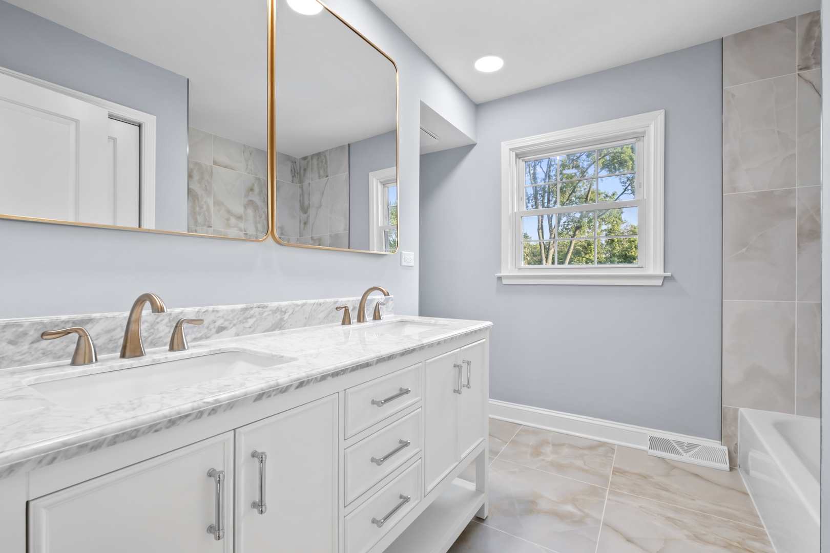 1813 E Wood Lane, Mount Prospect, IL 60056