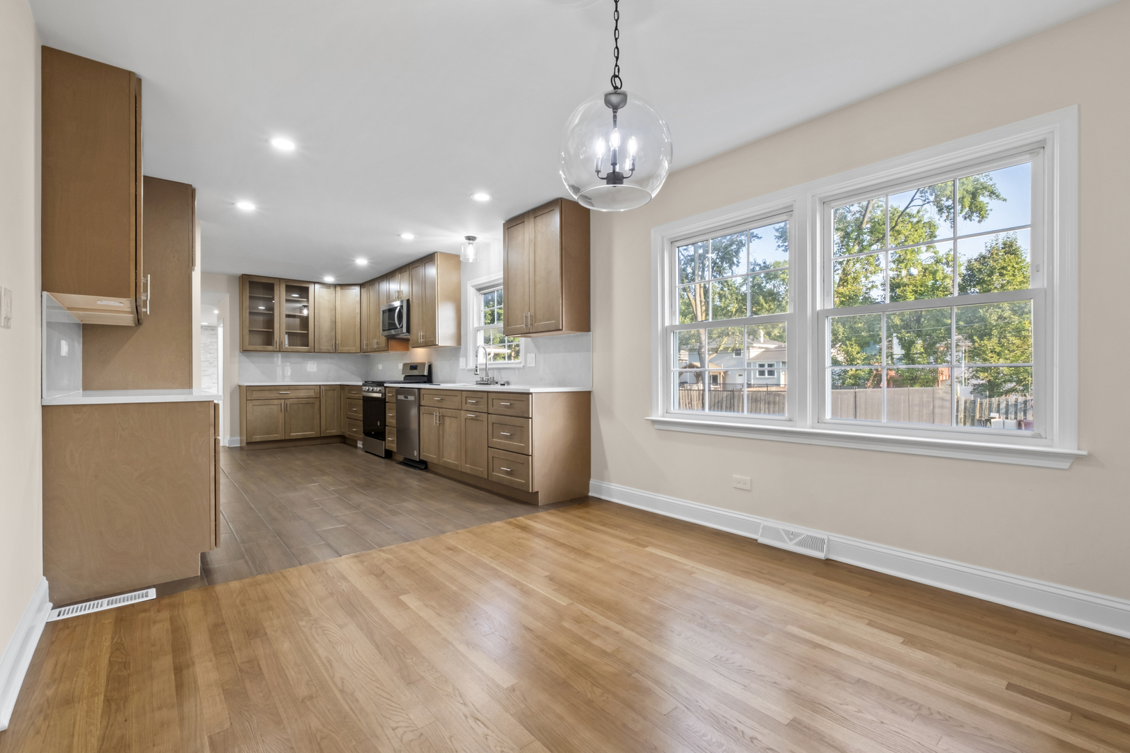 1813 E Wood Lane, Mount Prospect, IL 60056