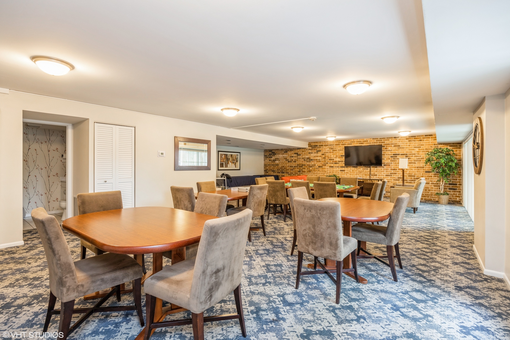 301 Lake Hinsdale Drive #404, Willowbrook, IL 60527