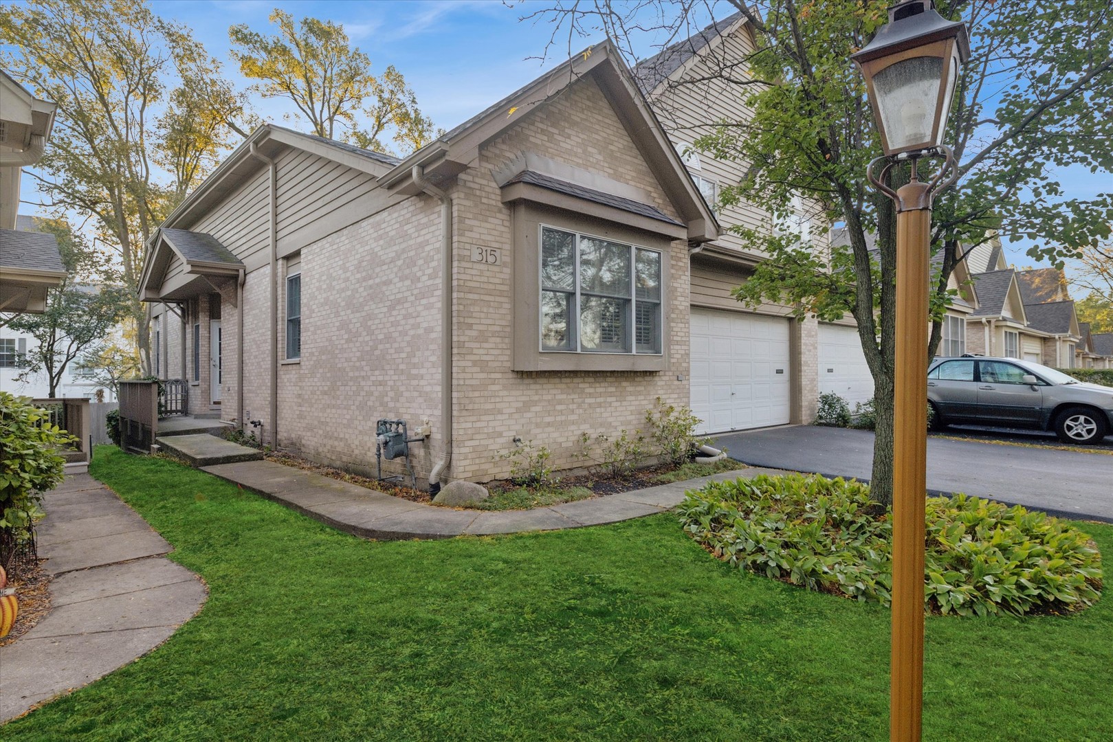 315 Regal Court, Clarendon Hills, IL 60514