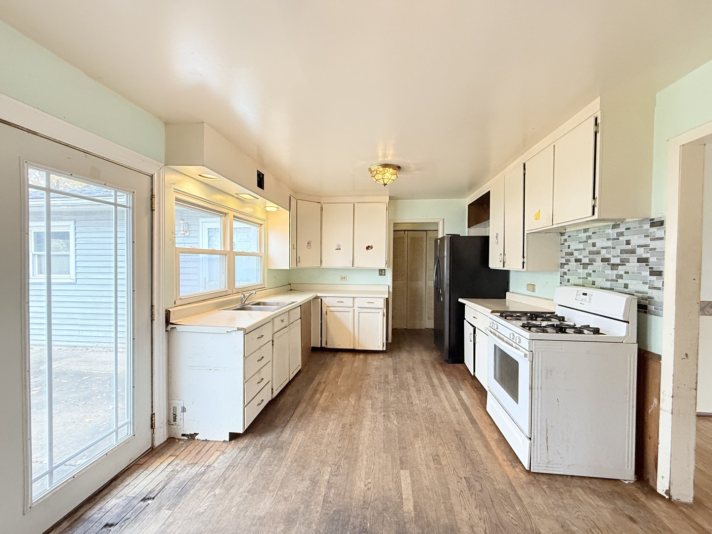 196 Green Court, Streamwood, IL 60107