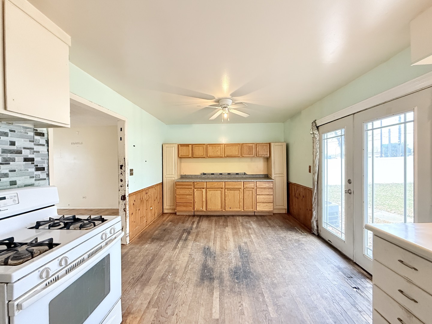 196 Green Court, Streamwood, IL 60107