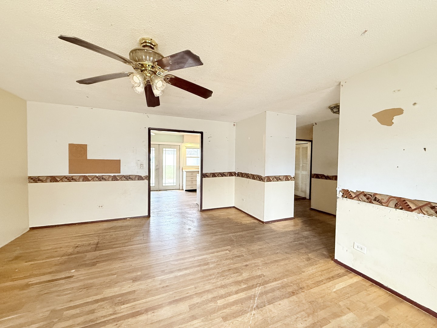 196 Green Court, Streamwood, IL 60107