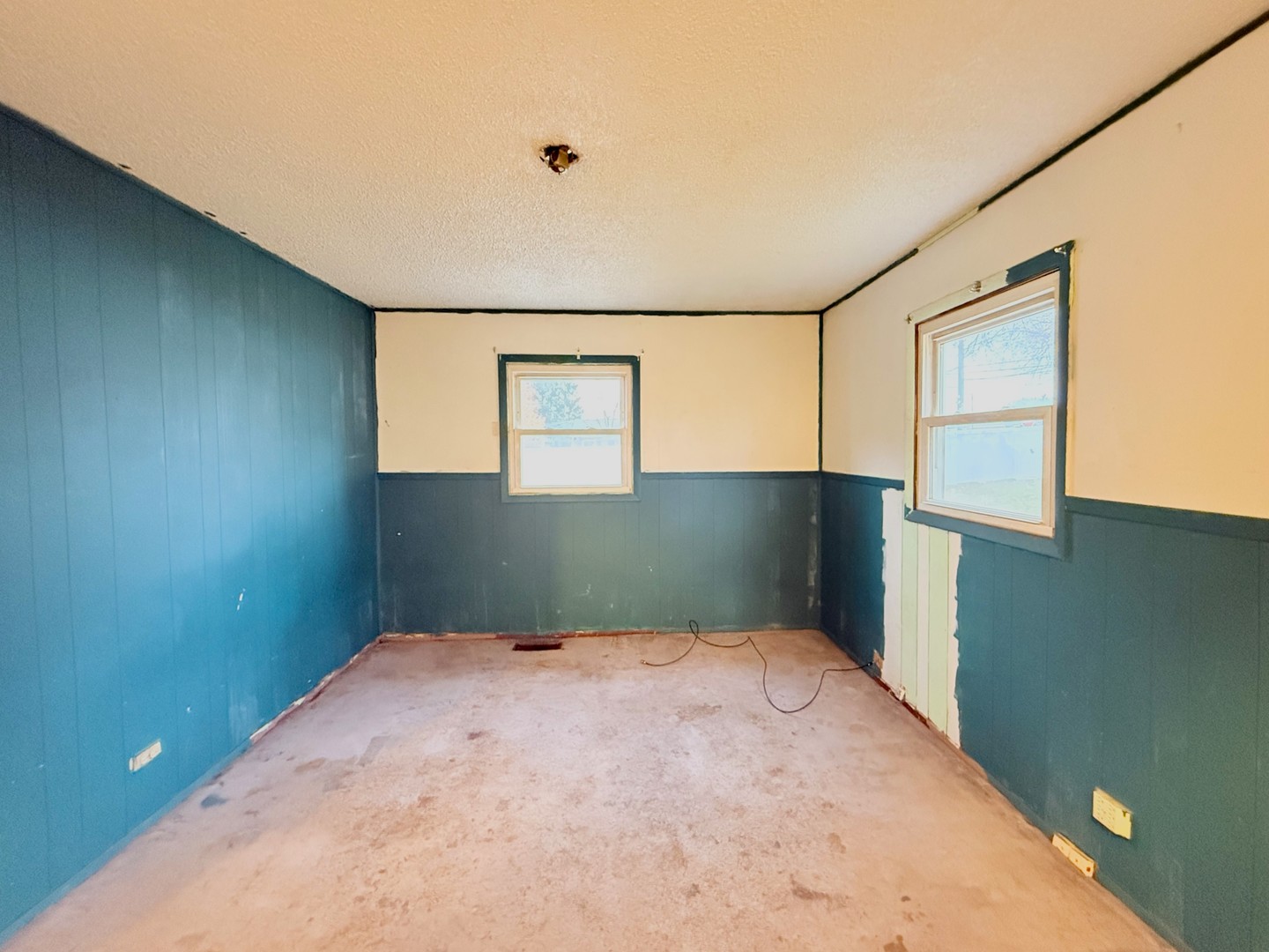 196 Green Court, Streamwood, IL 60107