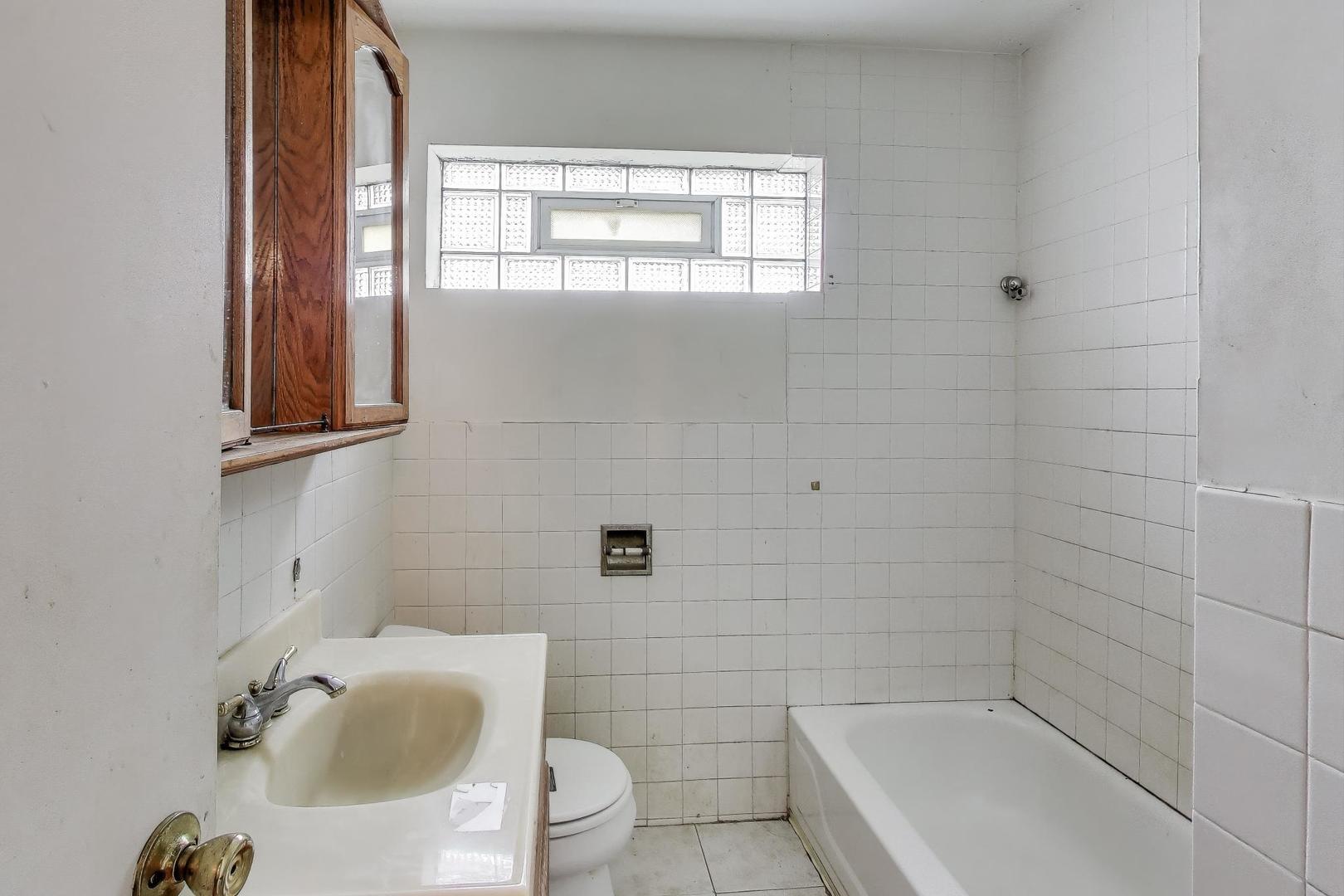 8613 S Ingleside Avenue, Chicago, IL 60619