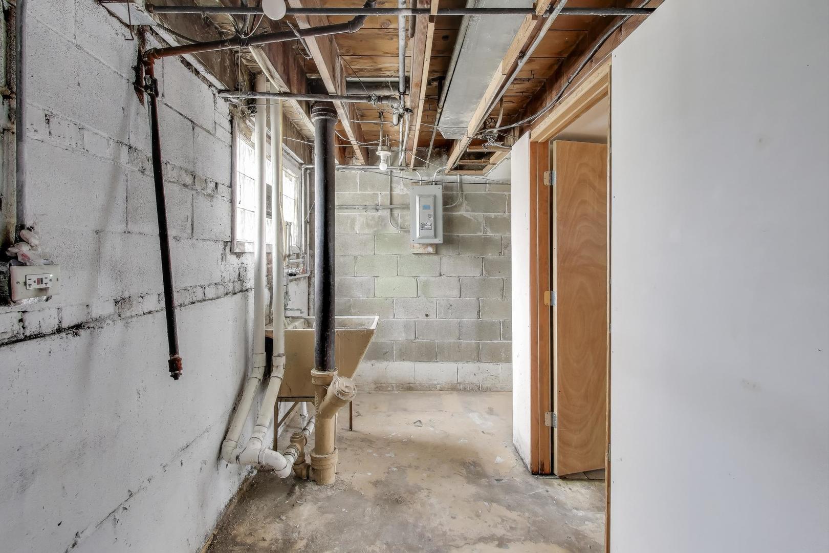 8613 S Ingleside Avenue, Chicago, IL 60619