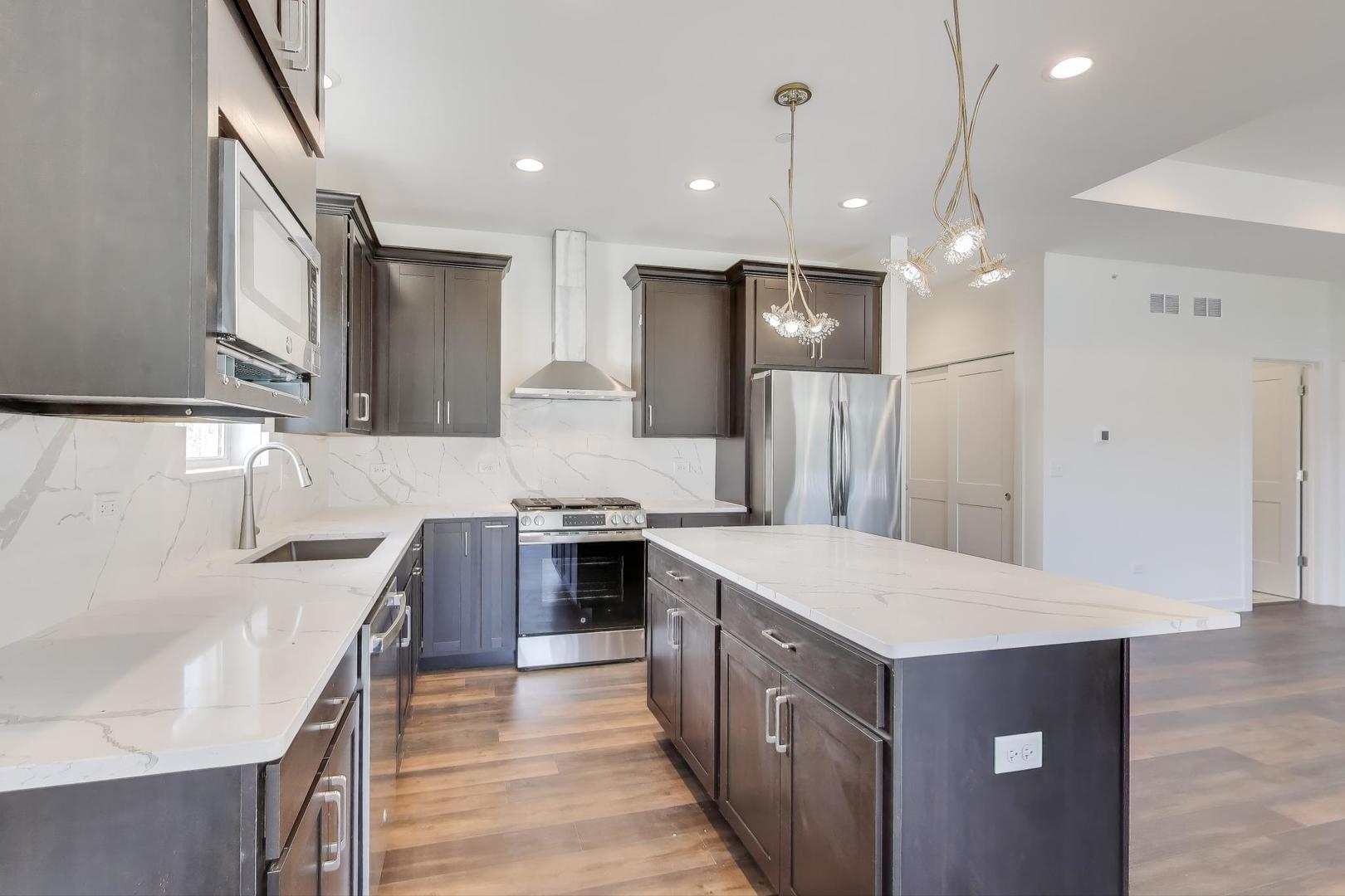 898 N Quentin Road, Palatine, IL 60067