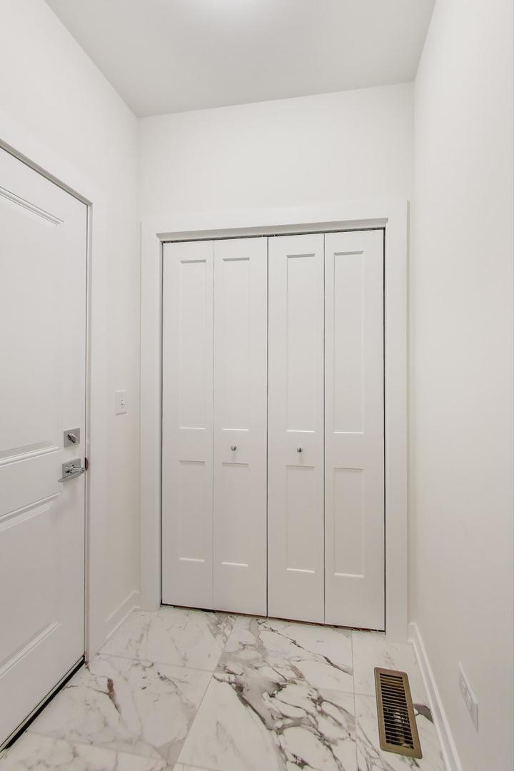 898 N Quentin Road, Palatine, IL 60067