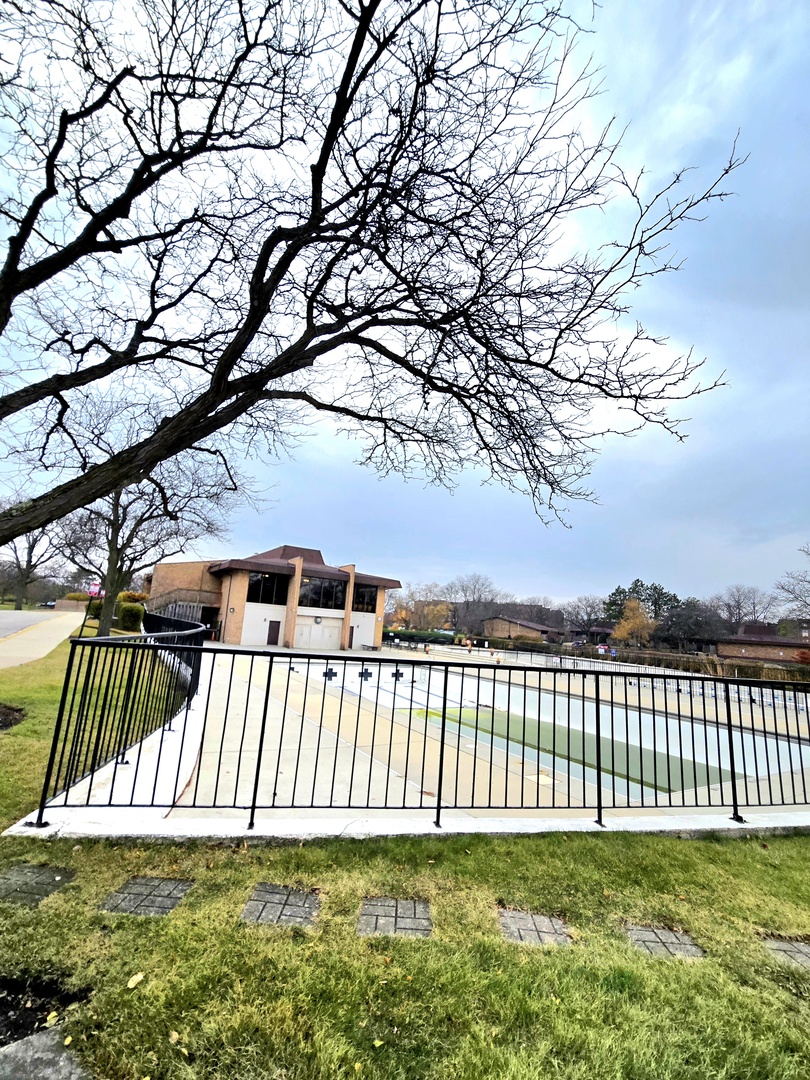 470 Raintree Court #3L, Glen Ellyn, IL 60137