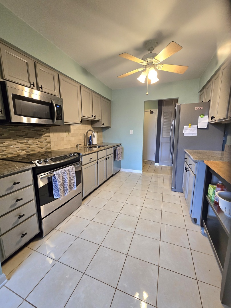 470 Raintree Court #3L, Glen Ellyn, IL 60137