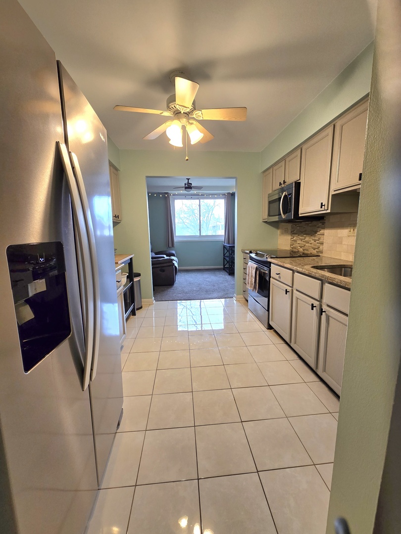 470 Raintree Court #3L, Glen Ellyn, IL 60137