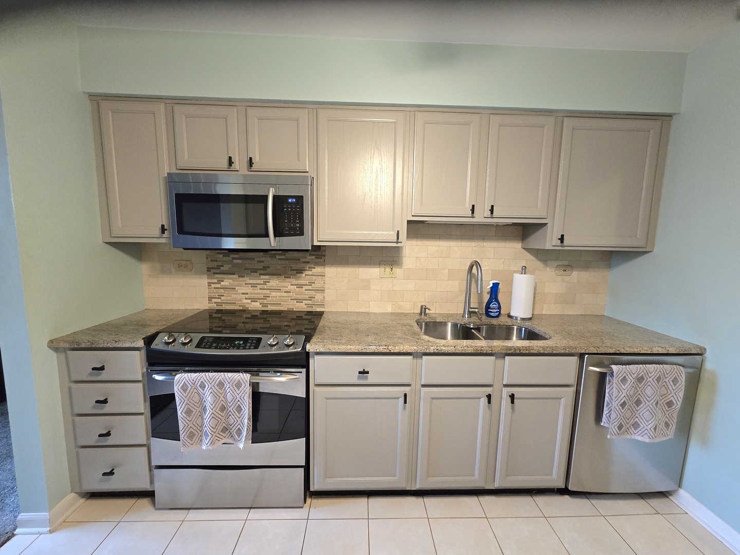 470 Raintree Court #3L, Glen Ellyn, IL 60137