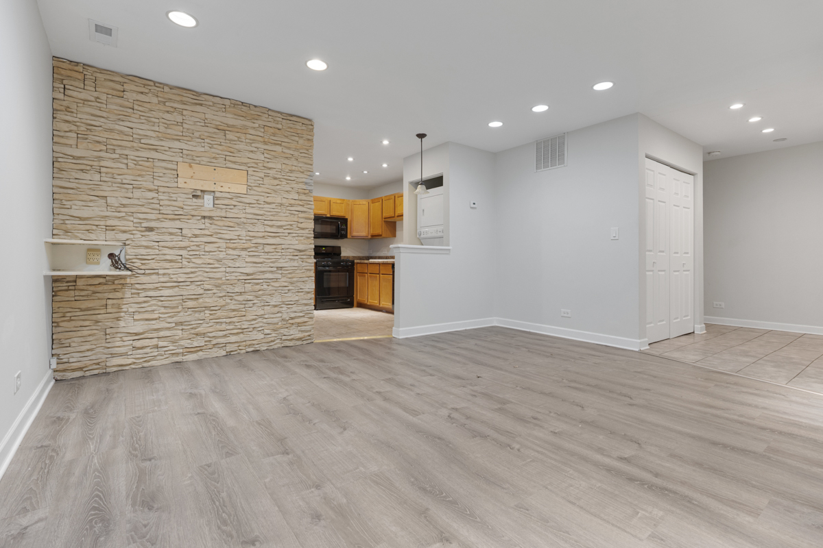 537 E SHAGBARK Lane #F, Streamwood, IL 60107