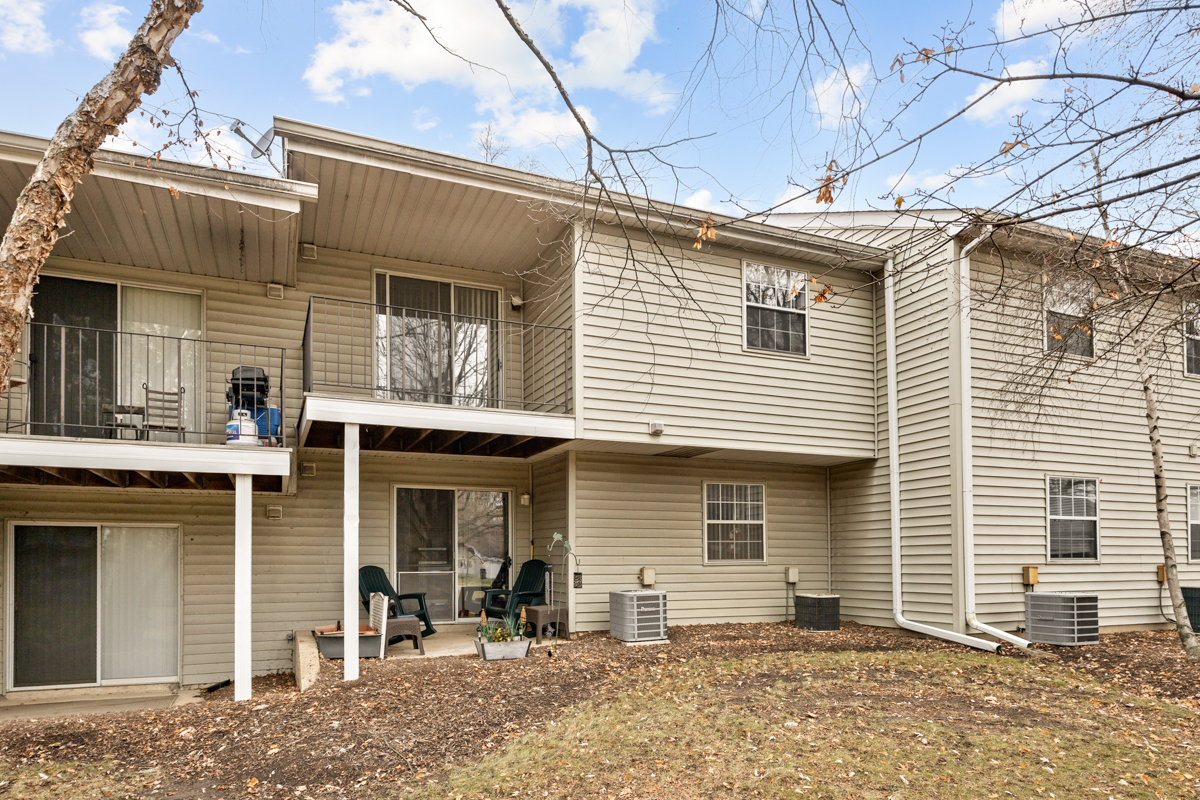 537 E SHAGBARK Lane #F, Streamwood, IL 60107