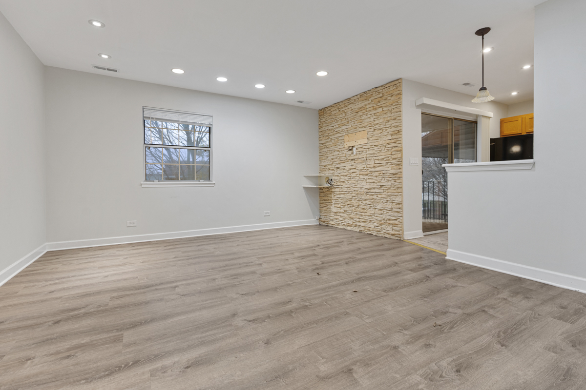 537 E SHAGBARK Lane #F, Streamwood, IL 60107