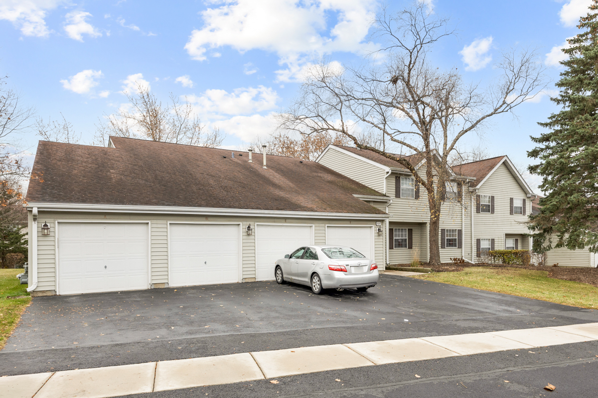 537 E SHAGBARK Lane #F, Streamwood, IL 60107