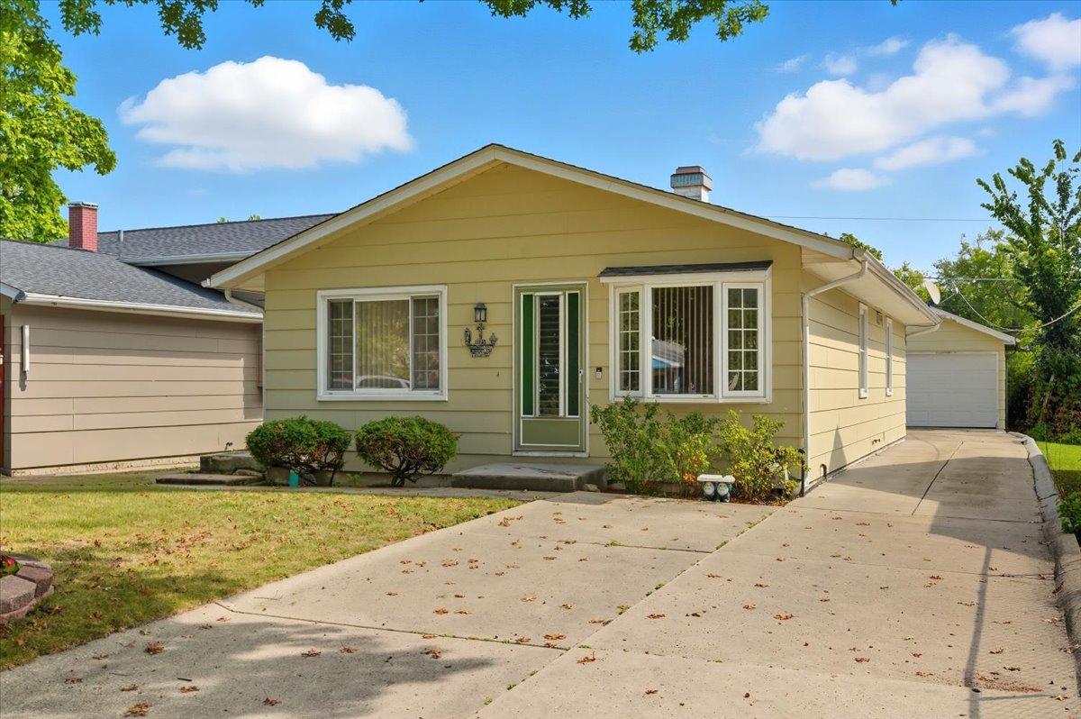 1525 Woodbine Drive, Round Lake Beach, IL 60073