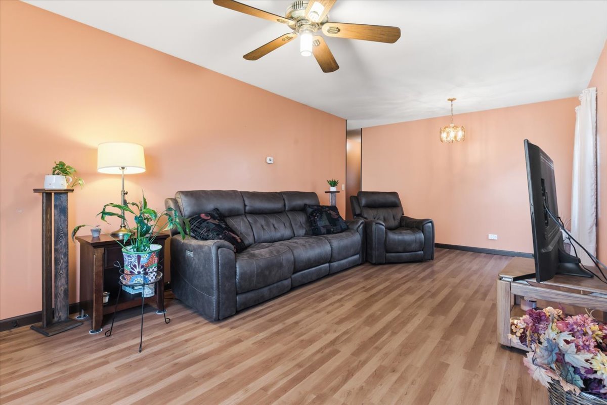 1525 Woodbine Drive, Round Lake Beach, IL 60073