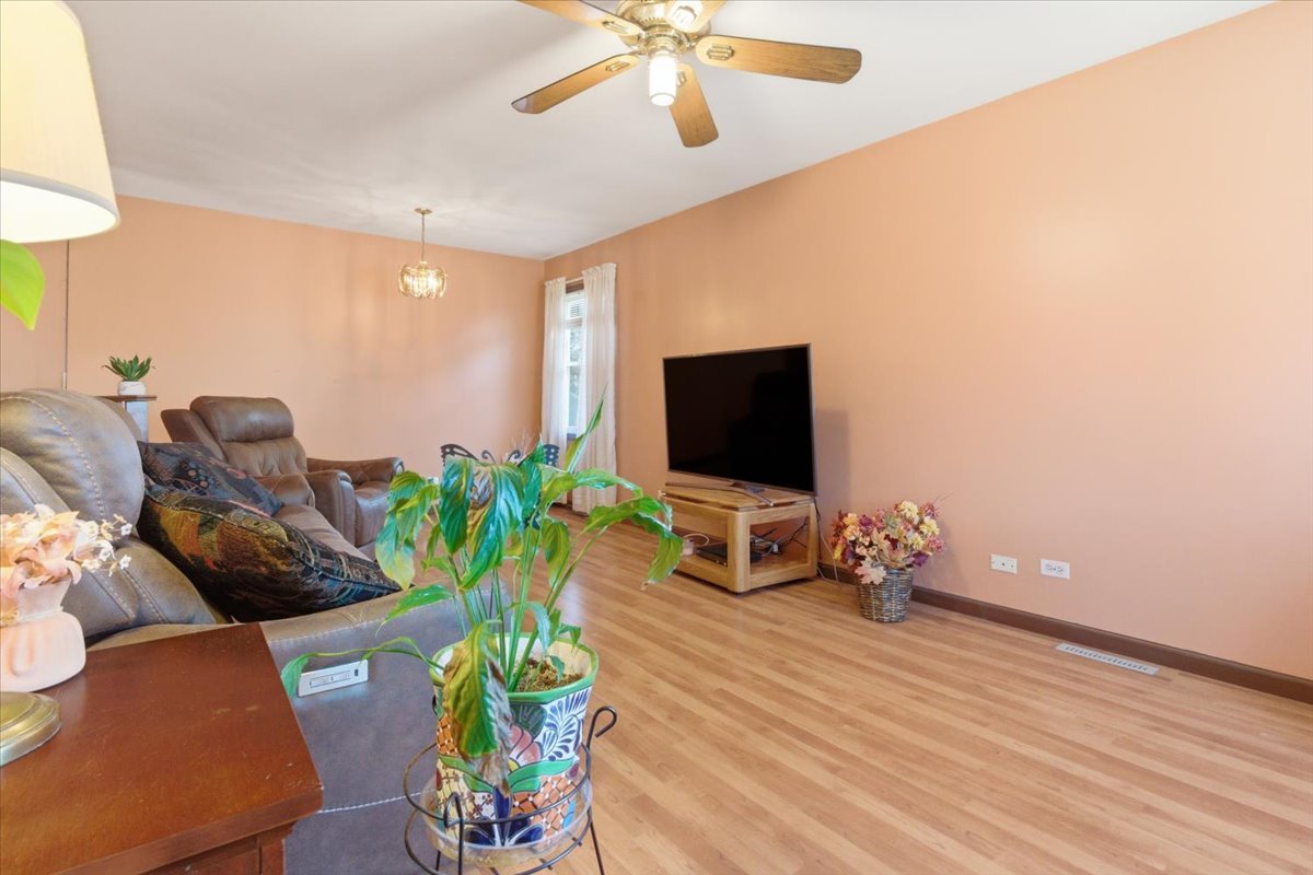 1525 Woodbine Drive, Round Lake Beach, IL 60073