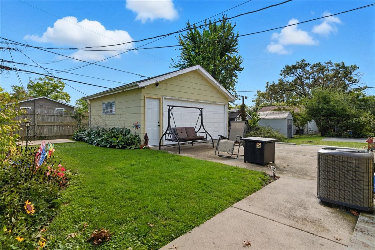 1525 Woodbine Drive, Round Lake Beach, IL 60073