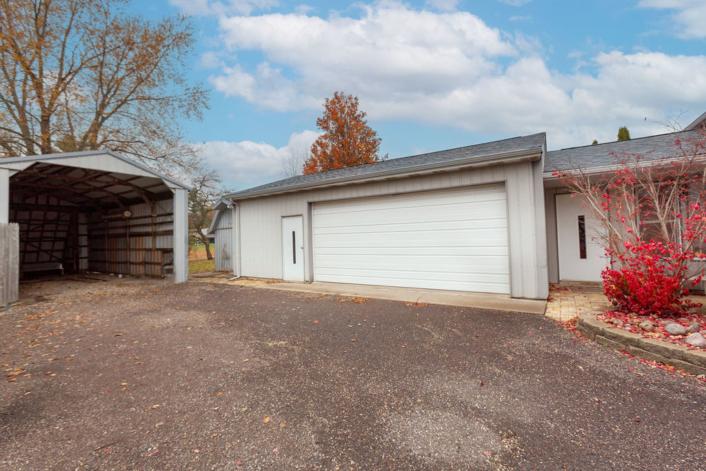 305 N Green Street, Roanoke, IL 61561