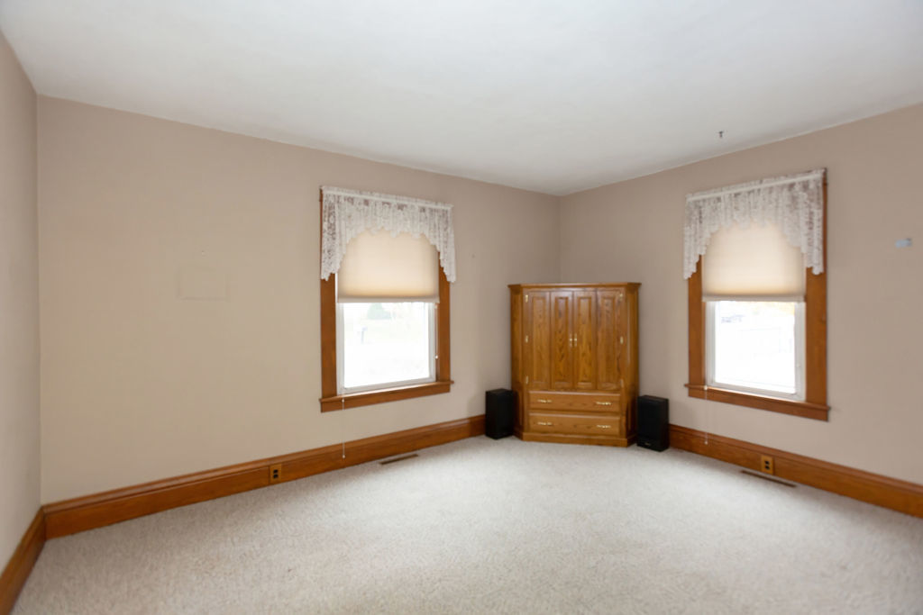 305 N Green Street, Roanoke, IL 61561