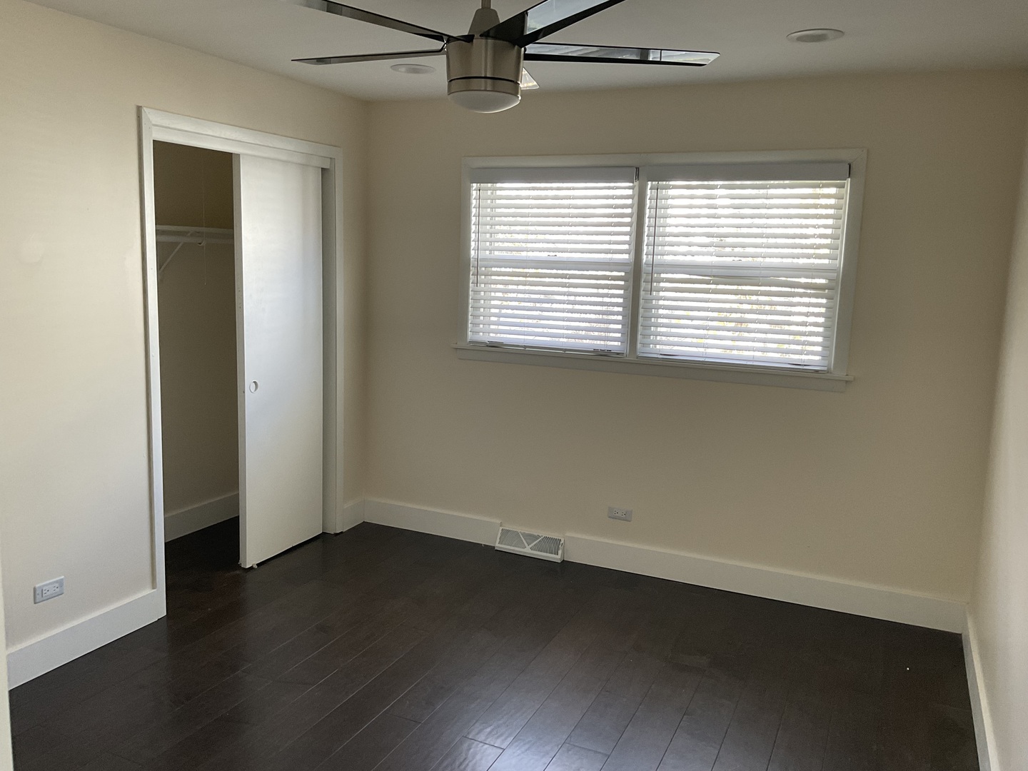 566 N Howard Avenue, Elmhurst, IL 60126